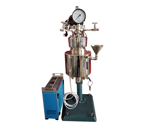 KCFD低壓系列--快開(kāi)卡環(huán)結(jié)構(gòu)-釜體下落、電加熱管加熱、翻轉(zhuǎn)出料正面照片