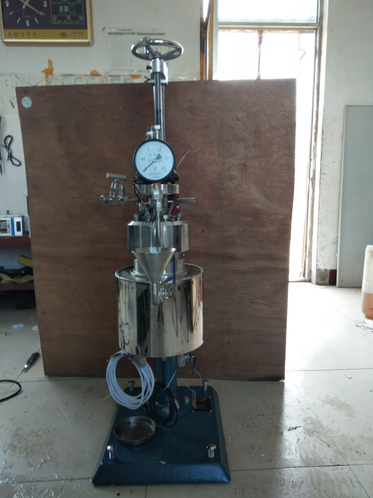 KCF系列--釜體可翻轉(zhuǎn)出料、夾套電加熱管加熱導(dǎo)熱油1