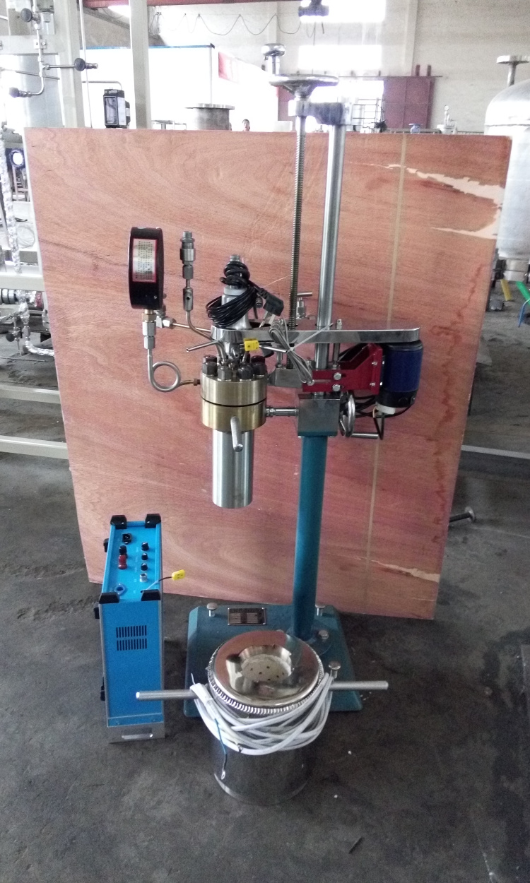 KCF系列--釜體可翻轉(zhuǎn)出料、可拆卸式電加熱側(cè)面照片