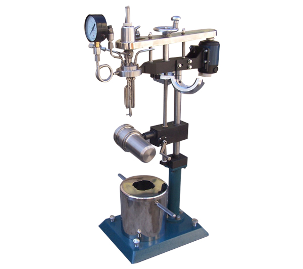 KCFD系列--快開卡環(huán)結(jié)構(gòu)-釜體下落、翻轉(zhuǎn)出料側(cè)面照片